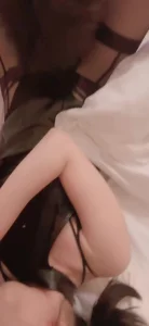 白嫩娇妻同意给大屌单男上